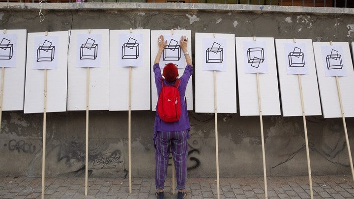 Υποστηρικτές του δημοψηφίσματος στην Καταλονία κατασκήνωσαν σε εκλογικά κέντρα (εικόνες)